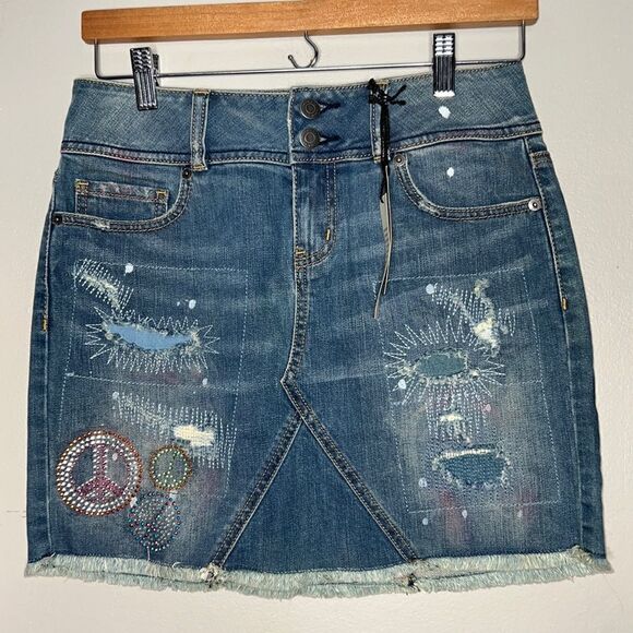 Victoria’s Secret London Jean denim, distressed, sequin, mini skirt, NWT size 2 - Picture 1 of 14